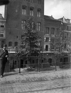 821912 Gezicht op het Diaconie Oude Mannen- en Vrouwenhuis (Huize Oudaen; Oudegracht 84) te Utrecht, met rechts het ...
